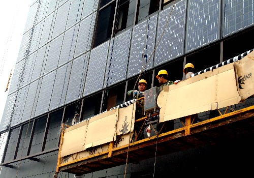 11月12日,工人正在保定電谷錦江國際酒店工地上安裝光伏發(fā)電玻璃幕墻。 新華社記者 鞏志宏 攝