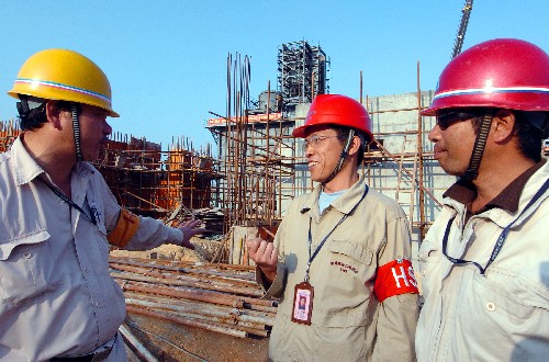 工程技術(shù)人員在福建煉油乙烯項(xiàng)目工地上檢查工程質(zhì)量(11月14日攝)。 新華社記者 張國俊 攝