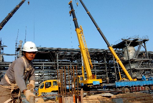 建設(shè)者在福建煉油乙烯工程工地施工(11月14日攝)。 新華社記者 張國俊 攝