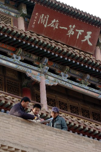 11月27日,甘肅省文物保護(hù)研究所的工作人員在對(duì)嘉峪關(guān)城樓進(jìn)行現(xiàn)場(chǎng)勘測(cè)。 11月26日,位于甘肅省的嘉峪關(guān)城樓大規(guī)模維修工程正式啟動(dòng)。由世界銀行貸款支持的嘉峪關(guān)城樓維修工程計(jì)劃工期4年,修復(fù)后,嘉峪關(guān)城樓將再現(xiàn)古絲綢之路天下第一關(guān)的雄姿。 新華社記者 張錳 攝