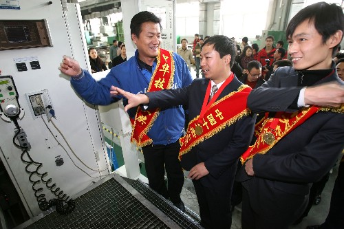12月3日,榮獲首屆“中國十大杰出青年技師”稱號(hào)的崗位能手來到沈陽鼓風(fēng)機(jī)集團(tuán),與“中華技能大獎(jiǎng)”獲得者徐強(qiáng)(右三)在現(xiàn)場(chǎng)交流經(jīng)驗(yàn)。 新華社記者 李明放 攝