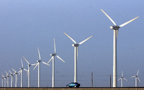 一輛汽車從甘肅酒泉市風(fēng)電基地旁駛過(12月3日攝)。 近期,風(fēng)能資源豐富的甘肅省酒泉市將啟動(dòng)千萬千瓦級(jí)風(fēng)電基地建設(shè)項(xiàng)目。甘肅省根據(jù)國家風(fēng)電發(fā)展規(guī)劃,提出建設(shè)河西風(fēng)電走廊的戰(zhàn)略目標(biāo)。按照規(guī)劃,酒泉風(fēng)電基地建設(shè)選擇了風(fēng)電建設(shè)條件相對較好的8個(gè)風(fēng)電場,規(guī)劃總裝機(jī)容量3565萬千瓦。到2010年底,酒泉風(fēng)電基地累計(jì)裝機(jī)要達(dá)到341萬千瓦,到2020年累計(jì)裝機(jī)容量預(yù)計(jì)達(dá)到1065萬千瓦。 新華社記者 張錳 攝