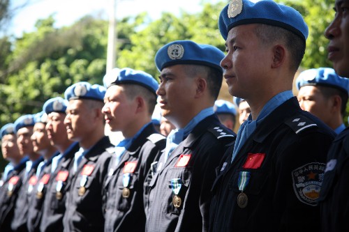 12月3日,在海地首都太子港,中國(guó)第五支赴海地維和警察防暴隊(duì)先遣隊(duì)隊(duì)員列隊(duì)準(zhǔn)備出發(fā)。當(dāng)天,中國(guó)第五支赴海地維和警察防暴隊(duì)先遣隊(duì)30名隊(duì)員圓滿結(jié)束為期8個(gè)月的維和使命,胸掛聯(lián)合國(guó)“和平勛章”凱旋回國(guó)。 新華社發(fā)(陳陽紅攝)