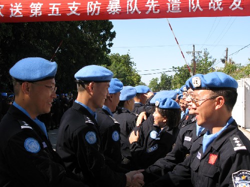 12月3日,在海地首都太子港,中國(guó)第五支赴海地維和警察防暴隊(duì)先遣隊(duì)隊(duì)員與戰(zhàn)友告別。 新華社記者 陳威華 攝
