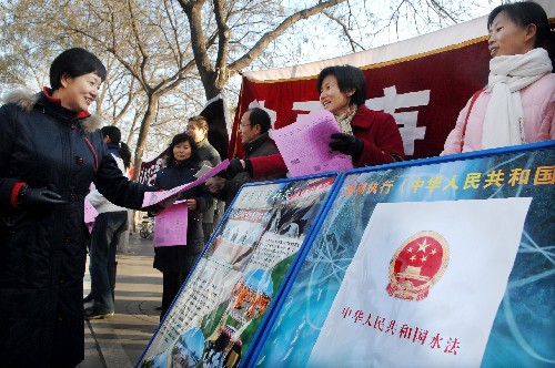 12月4日,寧夏水利廳工作人員在銀川街頭向市民宣傳水法?!‘斎帐侨珖ㄖ菩麄魅眨y川市各機關單位、法律援助機構、律師事務所通過上街頭、進社區(qū)等方式向市民宣傳法律法規(guī)。新華社記者 李紫恒 攝