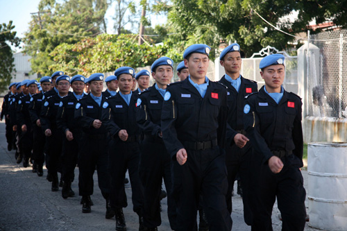 12月4日,中國(guó)第六支駐海地維和警察防暴隊(duì)先遣隊(duì)30名隊(duì)員抵達(dá)海地首都太子港。由云南公安邊防總隊(duì)獨(dú)立組建的中國(guó)第六支赴海地維和警察防暴隊(duì)將接替中國(guó)第五支駐海地維和警察防暴隊(duì),在海地執(zhí)行為期8個(gè)月的維和任務(wù)。防暴隊(duì)其余95名隊(duì)員將于本月13日抵達(dá)。 新華社發(fā)(陳陽(yáng)紅攝)