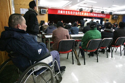 濟(jì)南舉行首批經(jīng)濟(jì)適用住房、廉租住房實(shí)物配租搖號(hào)儀式 12月7日,市民在搖號(hào)現(xiàn)場(chǎng)等待結(jié)果。 當(dāng)日,濟(jì)南市首批經(jīng)濟(jì)適用住房發(fā)售和廉租住房配租搖號(hào)儀式在濟(jì)南市房產(chǎn)大廈舉行。首批獲得資格認(rèn)定的480戶經(jīng)濟(jì)適用住戶和156戶廉租住戶均通過搖號(hào)確定了選房順序。 新華社發(fā)(呂傳泉 攝)
