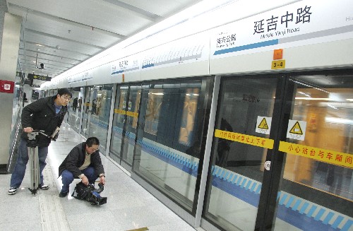 12月24日,兩位記者在上海軌道交通8號(hào)線延吉中路站采訪。 上海軌道交通8號(hào)線一期工程將于12月29日通車試運(yùn)營。8號(hào)線是上海軌道交通網(wǎng)直接服務(wù)世博園區(qū)的線路中首個(gè)建成項(xiàng)目,一期投入運(yùn)營以后,可以改善上海東北市區(qū)和市中心的交通緊張狀況,加快沿線地區(qū)的發(fā)展,并將為2010年上海世博會(huì)提供高效的交通解決方案。 新華社記者 裴鑫 攝