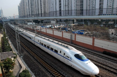 1月6日,一輛“和諧號(hào)”列車(chē)從京滬鐵路線上駛過(guò)。 2008年1月5日,鐵道部下屬的鐵道工程交易中心公布總價(jià)達(dá)837億元的京滬高鐵土建工程由中國(guó)中鐵、中鐵建設(shè)集團(tuán)有限公司等六家公司承建。據(jù)介紹,京滬高速鐵路工程預(yù)計(jì)將在春節(jié)前開(kāi)工。 新華社發(fā)