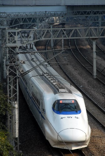 1月6日,一輛“和諧號(hào)”列車(chē)從京滬鐵路線上駛過(guò)。 2008年1月5日,鐵道部下屬的鐵道工程交易中心公布總價(jià)達(dá)837億元的京滬高鐵土建工程由中國(guó)中鐵、中鐵建設(shè)集團(tuán)有限公司等六家公司承建。據(jù)介紹,京滬高速鐵路工程預(yù)計(jì)將在春節(jié)前開(kāi)工。 新華社發(fā)