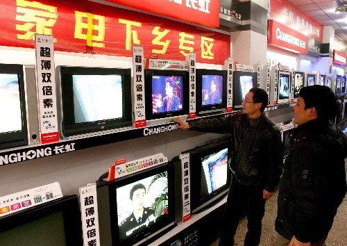 1月15日,四川省華鎣市雙河辦事處昭勛村的農(nóng)民在“家電下鄉(xiāng)”網(wǎng)點選購彩電。近日,四川省啟動“家電下鄉(xiāng)”試點工作。農(nóng)民購買補貼范圍內(nèi)的彩電、冰箱、手機類產(chǎn)品,憑有效證件可到當?shù)氐泥l(xiāng)鎮(zhèn)財政所申領“家電下鄉(xiāng)”補貼,標準為家電產(chǎn)品銷售價格的13%。 新華社發(fā)