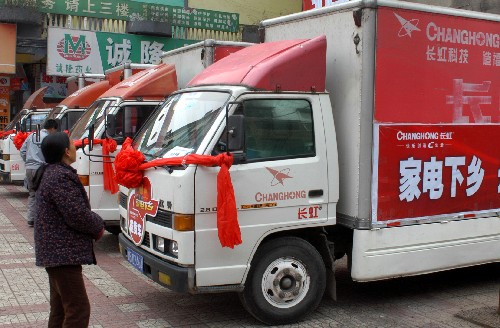 1月15日,四川綿陽的“家電下鄉(xiāng)”專用運輸車隊準備發(fā)車。 新華社發(fā)