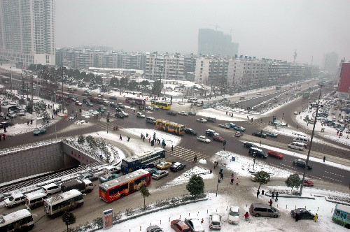 這是暴雪過后的武漢市徐東大街(1月27日攝)。 1月25日以來湖北省迎來今年第三次降雪過程。1月27日15時(shí)左右,武漢中心氣象臺(tái)向省內(nèi)七地市發(fā)出暴雪紅色預(yù)警信號(hào),提醒各地居民和相關(guān)單位提前防范。 截至26日,全省受災(zāi)人口達(dá)到1023.6萬人,因?yàn)?zāi)直接死亡7人,大雪冰凍災(zāi)害造成的直接經(jīng)濟(jì)損失已經(jīng)達(dá)到了27.9億元,其中農(nóng)業(yè)經(jīng)濟(jì)損失23.1億元。 新華社記者 余國慶 攝
