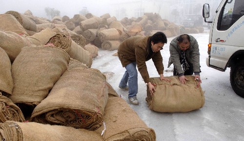 1月30日,救援人員在京珠高速公路廣東北段大橋至云巖路段運(yùn)送救災(zāi)用的麻袋。云巖至大橋路段是京珠高速公路廣東段路面冰封情況最為嚴(yán)重的地段,也是交通堵塞最為嚴(yán)重的一段。雨雪冰凍災(zāi)情發(fā)生后,當(dāng)?shù)馗刹咳罕娧杆偻度氲娇篂?zāi)自救中。 新華社記者 趙穎全 攝