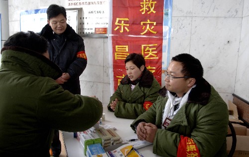 1月30日,廣東樂(lè)昌市的醫(yī)護(hù)人員在云巖服務(wù)區(qū)為被困人員提供醫(yī)療服務(wù)。 新華社記者 趙穎全 攝