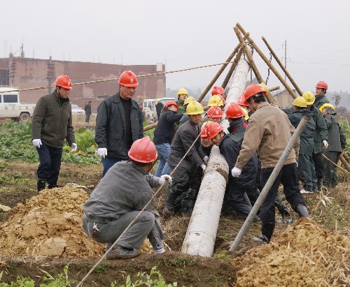 2月3日,于都縣電力部門搶修人員在該縣禾豐鎮(zhèn)隘下村搶修被凍斷裂的電桿。連日來(lái),江西省于都縣遭受大范圍、長(zhǎng)時(shí)間的雨雪冰凍災(zāi)害,造成該縣電網(wǎng)10千伏線路42處斷線,損壞變壓器4臺(tái),52臺(tái)變壓器無(wú)法正常供電,居民用電受到嚴(yán)重影響。于都縣供電公司啟動(dòng)應(yīng)急預(yù)案,出動(dòng)抗冰搶險(xiǎn)保電工作小組,140多名供電專業(yè)人員趕赴一線,開(kāi)展救災(zāi)搶險(xiǎn)保供電工作。 新華社發(fā)(康育生攝)