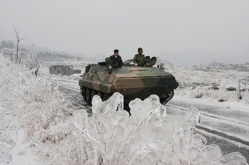 2月3日,解放軍裝甲車開往連州市偏遠山村,為被冰雪圍困多日的群眾送去救援物資?!⌒氯A社發(fā)(曹菁 攝)