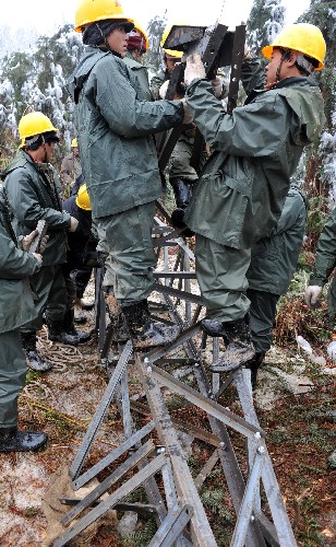 2月4日,武警水電二總隊(duì)八支隊(duì)官兵在搶修104號(hào)鐵塔。 新華社記者 宋振平 攝