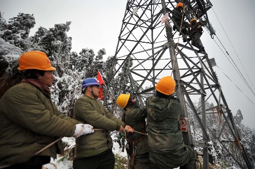 2月4日,武警水電二總隊(duì)八支隊(duì)官兵在搶修105號(hào)鐵塔。 新華社記者 宋振平 攝