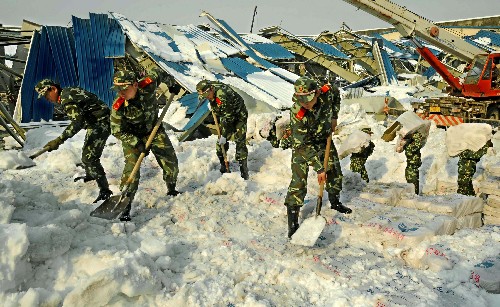 2月3日,在浙江省湖州市安吉縣一家被積雪壓塌的廠房倉庫,武警官兵在鏟除毛織原料包上的冰雪。當(dāng)日,武警浙江總隊(duì)湖州支隊(duì)100多名官兵前往湖州安吉縣一家遭受罕見雪災(zāi)重創(chuàng)的紡織企業(yè),全力搶救被積雪覆蓋的生產(chǎn)物資。截至2月4日,總?cè)丝?5萬人的安吉縣受災(zāi)人口超過28萬人,直接經(jīng)濟(jì)損失逾27億元,其中6000多家受災(zāi)企業(yè)損失15.3億元,倒塌廠房57.7萬平方米。 新華社記者 譚進(jìn) 攝