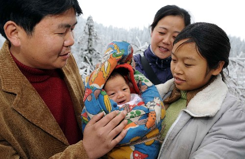 這是包良敏醫(yī)生在雪凝災(zāi)害中接生的小女孩“冰冰”(2月3日攝)。 新華社記者 楊楹 攝