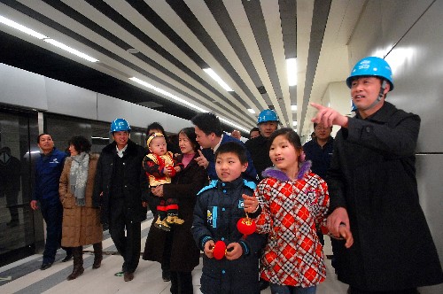 2月4日,在北京地鐵10號線雙井站,中國鐵建16局的部分施工人員陪同家屬參觀即將試運(yùn)行的地鐵10號線,讓親人感受自己的建設(shè)成果。這些來自湖南、重慶、四川等地的北京地鐵建設(shè)者因南方雪災(zāi)未能返鄉(xiāng),有關(guān)部門組織豐富多彩的活動,讓留京的建設(shè)者度過一個歡樂祥和的新春佳節(jié)。 新華社發(fā)