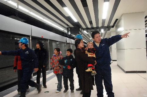 2月4日,在北京地鐵10號線雙井站,中國鐵建16局的部分施工人員陪同家屬參觀即將試運(yùn)行的地鐵10號線,讓親人感受自己的建設(shè)成果。這些來自湖南、重慶、四川等地的北京地鐵建設(shè)者因南方雪災(zāi)未能返鄉(xiāng),有關(guān)部門組織豐富多彩的活動,讓留京的建設(shè)者度過一個歡樂祥和的新春佳節(jié)。 新華社發(fā)