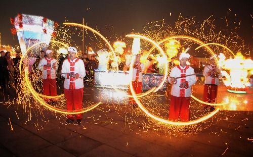 2月20日,太原市晉源區(qū)東街村“晉陽(yáng)風(fēng)火流星”表演隊(duì)在廣場(chǎng)舞出五環(huán)火輪,迎接奧運(yùn)。這支表演隊(duì)成員最大的72歲,最小的9歲。 “風(fēng)火流星”是一種在繩子兩頭裝上燃燒的木炭在手中舞動(dòng)的民間傳統(tǒng)表演。它源于中國(guó)傳統(tǒng)武術(shù),至今已有一百多年歷史。該項(xiàng)目已經(jīng)注冊(cè)為山西省非物質(zhì)文化遺產(chǎn),目前正在申報(bào)國(guó)家級(jí)非物質(zhì)文化遺產(chǎn)。 新華社記者 彭洋 攝
