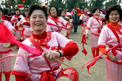 2月21日,上海寶山老媽媽腰鼓隊(duì)打起了腰鼓鬧元宵。當(dāng)日是上海世博會(huì)開幕倒計(jì)時(shí)800天,又正值農(nóng)歷元宵節(jié),來自上海寶山各社區(qū)、鄉(xiāng)鎮(zhèn)的5千余居民在寶山炮臺灣濕地森林公園參加“迎世博紀(jì)念林”奠基儀式暨鬧元宵活動(dòng)。 新華社記者 任瓏 攝