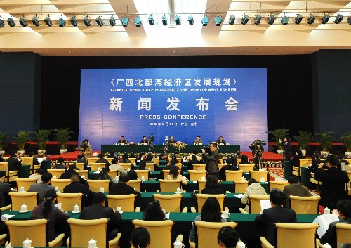 2月21日,廣西壯族自治區(qū)主席馬飚在南寧宣布,國家已正式批準(zhǔn)實(shí)施《廣西北部灣經(jīng)濟(jì)區(qū)發(fā)展規(guī)劃》。這是《廣西北部灣經(jīng)濟(jì)區(qū)發(fā)展規(guī)劃》新聞發(fā)布會(huì)現(xiàn)場。 新華社記者 劉廣銘 攝