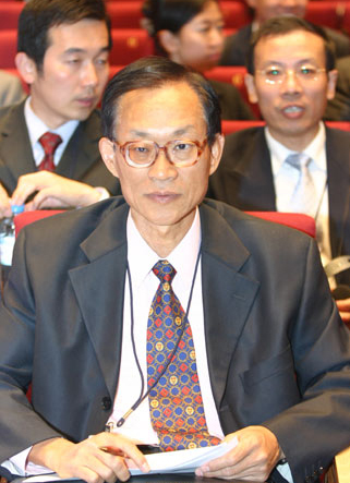資料圖片:10月27日,在利比亞的蘇爾特,中國(guó)政府達(dá)爾富爾問題特別代表劉貴今(前)出席蘇丹達(dá)爾富爾問題和談開幕式。由聯(lián)合國(guó)和非洲聯(lián)盟(非盟)共同主持、蘇丹政府和達(dá)爾富爾7個(gè)反政府派別參加的達(dá)爾富爾問題和平談判當(dāng)天在利比亞海濱城市蘇爾特開幕。 新華社記者 劉順 攝