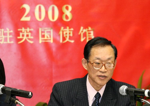 2月21日,中國(guó)政府達(dá)爾富爾問題特別代表劉貴今在倫敦中國(guó)駐英國(guó)使館舉行記者會(huì),介紹中國(guó)在達(dá)爾富爾問題上的政策立場(chǎng)。 新華社記者 謝秀棟 攝