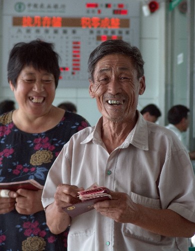 07年8月28日,山東省沂南縣白瓷廠69歲的退休職工嚴玉階(右)在銀行領取養(yǎng)老金。2007年8月,山東省對企業(yè)退休人員增加的養(yǎng)老金開始發(fā)放。2007年,山東省對2006年12月31日前企業(yè)退休、退職人員基本養(yǎng)老金進行上調(diào)。 醫(yī)療、養(yǎng)老、住房、教育,百姓生活總繞不開的這些事,由于體制機制的有待完善,有時讓人頗感頭疼。2007年,在“以人為本”的政策指引下,隨著經(jīng)濟快速發(fā)展和政府財力不斷增強,國家頻頻出臺一系列改善民生的新舉措,使經(jīng)濟發(fā)展的成果普惠大眾。 新華社發(fā)