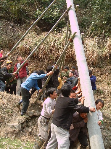 2月24日,江西省樂安縣的返鄉(xiāng)農(nóng)民工協(xié)同電力職工搶修線路?!‘?dāng)日17時(shí)10分,隨著江西省樂安縣谷崗鎮(zhèn)至龜峰村10千伏線路搶修完成并成功送電,江西農(nóng)村電網(wǎng)全部完成搶修任務(wù),所有農(nóng)村用戶恢復(fù)到災(zāi)前供電水平,比計(jì)劃提前了11天。 新華社發(fā)(鄒春林 攝)