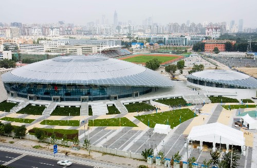 北京工業(yè)大學(xué)體育館外景。左為比賽館,右為熱身館(2007年9月29日攝)。 北京工業(yè)大學(xué)體育館是2008年北京奧運(yùn)會(huì)新建場(chǎng)館,是北京奧運(yùn)會(huì)羽毛球、藝術(shù)體操的比賽場(chǎng)館。場(chǎng)館建設(shè)、結(jié)構(gòu)、空調(diào)、照明等所有專業(yè)設(shè)計(jì)和施工均由我國(guó)自主完成,體育館93米預(yù)應(yīng)力弦支穹頂結(jié)構(gòu)還創(chuàng)造了世界紀(jì)錄――世界上跨度最大的預(yù)應(yīng)力弦支穹頂鋼結(jié)構(gòu)。 新華社發(fā)