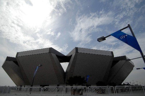 位于北京奧林匹克公園內(nèi)的奧林匹克公園網(wǎng)球中心賽場(chǎng)外觀(2007年9月29日拍攝)。北京奧林匹克公園網(wǎng)球中心是北京奧運(yùn)會(huì)新建場(chǎng)館。網(wǎng)球中心的3塊主賽場(chǎng)都采用正十二邊形造型,12個(gè)邊就是12個(gè)看臺(tái),再配以清水混凝土的灰白色外墻,宛如12片花瓣向空中伸展,形成奧林匹克森林公園里3朵盛開的“蓮花”。 新華社發(fā)