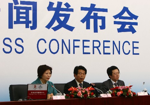 2月27日,北京市環(huán)保局副局長(zhǎng)杜少中(中)在回答記者提問(wèn)。當(dāng)日,“第十四階段北京市大氣污染治理工作”新聞發(fā)布會(huì)在北京奧運(yùn)新聞中心舉行。北京市環(huán)保部門(mén)的高級(jí)官員在新聞發(fā)布會(huì)上表示,北京市已經(jīng)采取和即將采取的措施將確保奧運(yùn)期間的空氣質(zhì)量達(dá)標(biāo)。 新華社發(fā)