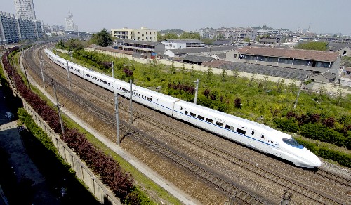 2008年2月,由南車(chē)四方機(jī)車(chē)車(chē)輛股份有限公司制造的首列國(guó)產(chǎn)時(shí)速300公里動(dòng)車(chē)組順利完成了秦沈線(xiàn)的線(xiàn)路試驗(yàn),結(jié)果表明,國(guó)產(chǎn)動(dòng)車(chē)組的各項(xiàng)技術(shù)性能優(yōu)良。從舉世矚目的青藏鐵路建成通車(chē),到首列國(guó)產(chǎn)時(shí)速300公里動(dòng)車(chē)組下線(xiàn)并試運(yùn)行,黨的十六大以來(lái),我國(guó)鐵路創(chuàng)造了一批具有世界一流水平的技術(shù)成果,走出了一條符合我國(guó)國(guó)情和路情的鐵路自主創(chuàng)新之路。 這是2007年4月18日,一列動(dòng)車(chē)組高速列車(chē)行駛在滬寧鐵路線(xiàn)南京市區(qū)段。 新華社記者 孫參 攝