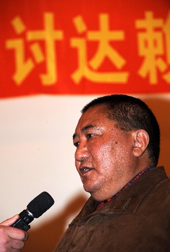 中國佛教協(xié)會西藏分會會長珠康·土登克珠活佛強(qiáng)烈譴責(zé)參與拉薩打砸搶燒事件的不法分子(3月20日攝)。 3月14日,在達(dá)賴集團(tuán)一手策劃下,拉薩發(fā)生了有組織、有預(yù)謀的打砸搶燒嚴(yán)重暴力犯罪事件,給各族人民的生命財產(chǎn)安全造成極大危害,嚴(yán)重擾亂安定團(tuán)結(jié)的社會局面,嚴(yán)重阻撓經(jīng)濟(jì)社會各項(xiàng)事業(yè)的發(fā)展,激起了西藏自治區(qū)各族各界干部群眾的強(qiáng)烈憤慨。 新華社記者 覺果 攝