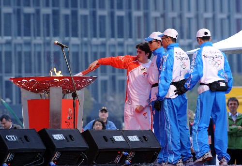 4月3日,在圣火傳遞終點--塔克希姆廣場,最后一棒火炬手、土耳其著名舉重運動員、雅典奧運會男子77公斤級金牌得主塔內爾·薩厄爾點燃圣火盆。當日,北京奧運會圣火境外傳遞第二站在土耳其伊斯坦布爾結束。 新華社記者 安治平 攝