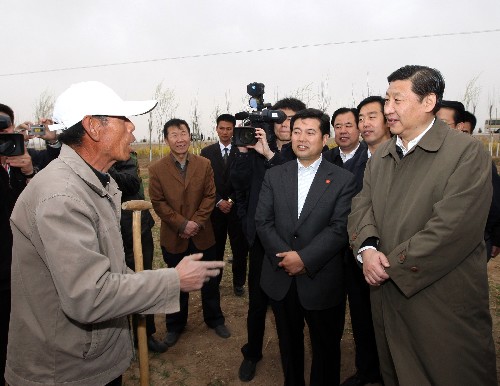 這是4月8日,習(xí)近平在青銅峽市郊農(nóng)村向當(dāng)?shù)剞r(nóng)民馬正德(左一)了解春耕生產(chǎn)情況。 新華社記者 蘭紅光 攝