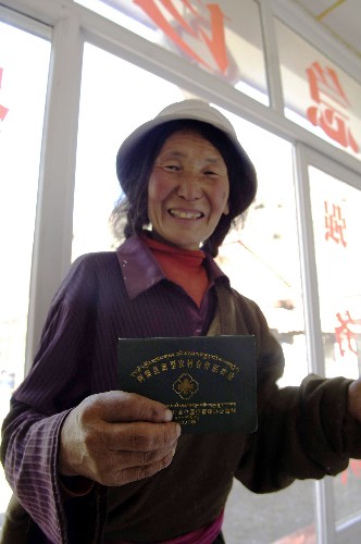 4月15日,陪女兒到鄉(xiāng)衛(wèi)生院看病的60歲的藏族老阿媽哈仲在展示她家的“阿壩縣新型農(nóng)村合作醫(yī)療證”。四川阿壩縣跨沙鄉(xiāng)村民哈仲一家2007年和2008年以個人繳納10元、國家補(bǔ)助70元的標(biāo)準(zhǔn)參加了新農(nóng)合。 截至2008年3月,四川阿壩藏族羌族自治州參加新型農(nóng)村合作醫(yī)療的人數(shù)為85.3萬余人,占全州人口的94%。新型農(nóng)村合作醫(yī)療自2005年在阿壩州開始試點(diǎn)時,參合率僅為63.4%,通過農(nóng)民親身體驗(yàn)、口口相傳,如今越來越多的農(nóng)民體會到了新農(nóng)合的好處。 新華社記者 海明威 攝