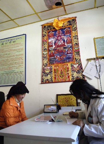 4月15日,哈仲的女兒扎西措在阿壩縣跨沙鄉(xiāng)衛(wèi)生院接受醫(yī)生診斷。 新華社記者 海明威 攝