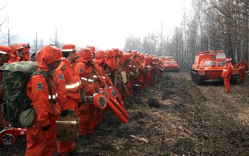 4月20日,武警內(nèi)蒙古森林總隊增兵大興安嶺森林大火前線。 按照國家林業(yè)局、國家森林防火指揮部和溫庫圖撲火總前線指揮部制定的滅火方案,武警內(nèi)蒙古森林總隊再次增兵300名,分赴4個火場投入撲火作戰(zhàn)。截至4月20日中午12時,內(nèi)蒙古大興安嶺森林大火前線參加撲火作戰(zhàn)的武警森林部隊官兵達到2100余人,加上大興安嶺林管局專業(yè)撲火隊員3300余人,前線撲火參戰(zhàn)人員已超過5400名。 新華社記者 張領 攝