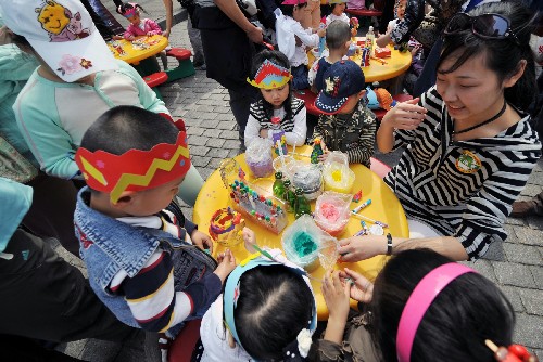 4月20日,小朋友們?cè)诶蠋煹膸ьI(lǐng)下用廢舊物品進(jìn)行手工制作。 在第39個(gè)世界地球日將來(lái)臨之際,哈爾濱市以“節(jié)能減排,全民參與”為主題舉辦了一系列環(huán)保教育活動(dòng)。 新華社記者 李勇 攝
