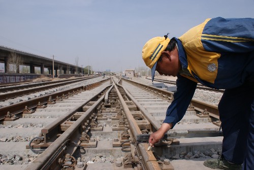 蘭青鐵路二線施工人員正在測(cè)量鐵軌的水平度(4月18日攝)。 蘭青鐵路增建二線工程將于2008年6月30日開通。預(yù)計(jì)電氣化工程將于2008年8月底全部完工。 截至2008年4月17日,全線路基土石方完成設(shè)計(jì)總量的95.8%;沿線隧道全部完工;樂(lè)都、大峽、平安驛、曹家堡、西寧東、老鴉城6個(gè)車站的改造施工及杏園、民和2個(gè)車站的過(guò)渡施工全部完工;目前,樂(lè)都―杏園―大峽三站間及曹家堡至西寧東站間線路已經(jīng)開通。 新華社發(fā)(倪曉穎 攝)