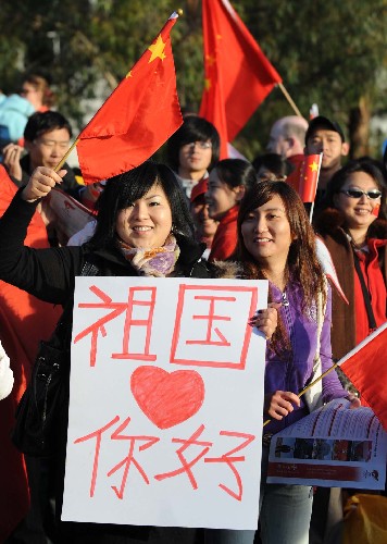 4月24日,華人華僑在起跑儀式現(xiàn)場為奧運圣火傳遞活動加油。當日,北京奧運圣火傳遞活動在澳大利亞堪培拉舉行?!⌒氯A社記者 安治平 攝