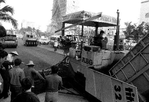 這是海南省??谑泻8窋U建工程現(xiàn)場(1992年11月攝)。 新華社記者 姜恩宇 攝