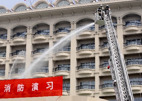 4月29日,消防員正在“火災(zāi)現(xiàn)場(chǎng)”操作高壓水炮。 新華社記者 李紫恒 攝