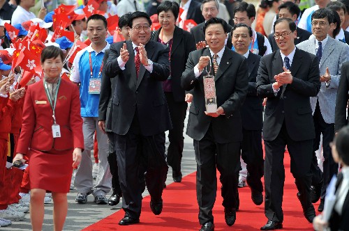 4月30日,北京奧組委執(zhí)行副主席楊樹安手持火種燈走在隊伍前面。當日,搭載著2008年北京奧運圣火的專機飛抵中國香港。 新華社記者 呂小煒 攝